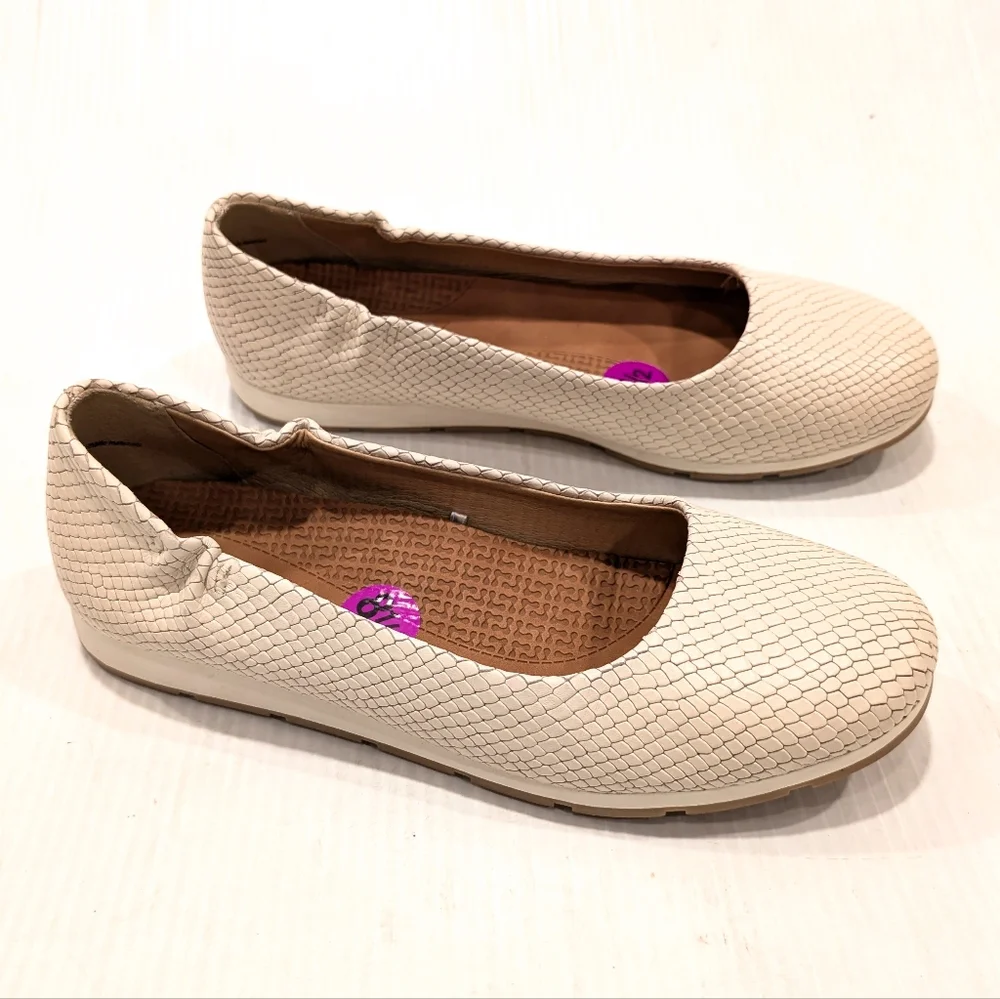 BARETRAPS Posture women's croc embossed ivory leather flats size 8.5
